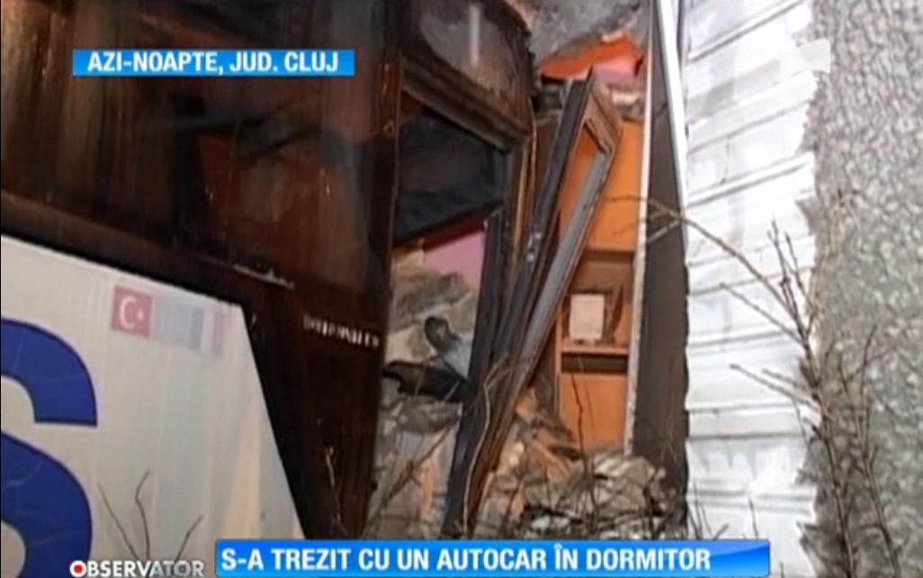 Un autocar intrat &icirc;n dormitor, ceas deșteptător pentru un clujean