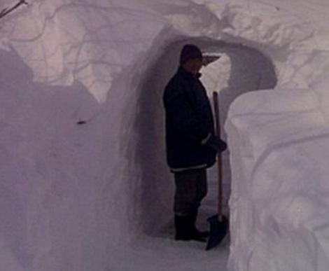 VRANCEA: Oamenii fac faţă cu greu viscolului. Vântul troieneşte zăpada şi acoperă din nou casele şi drumurile