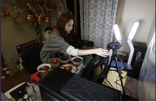 FOTO: O nouă tendință, printre tineri. Ce fac aceștia te va lăsa mască!