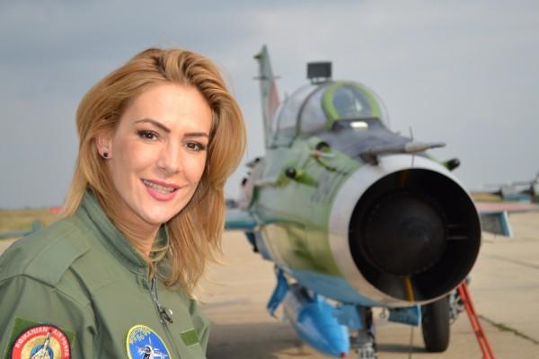 Roxana Ciuhulescu, prima femeie din Rom&acirc;nia care a zburat civil cu o aeronavă