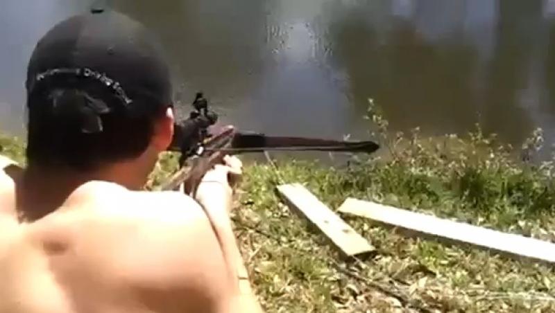 VIDEO! Undițele sunt demodate: Acum se pescuiește cu arbaleta