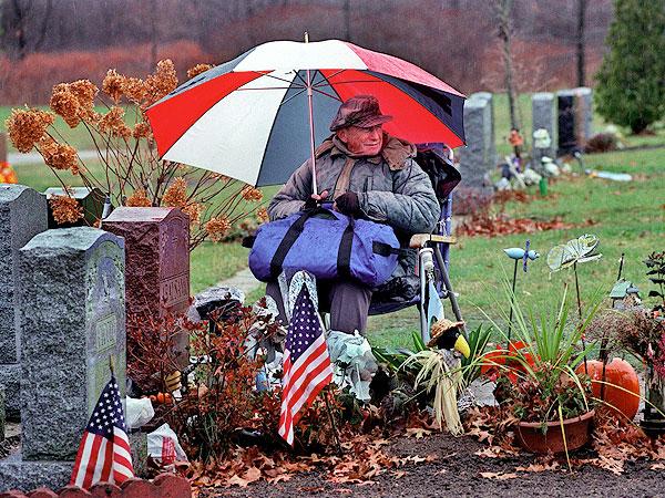 Se vor &icirc;nt&acirc;lni &icirc;n ceruri! A murit bărbatul care şi-a vegheat 20 de ani soţia la cimitir