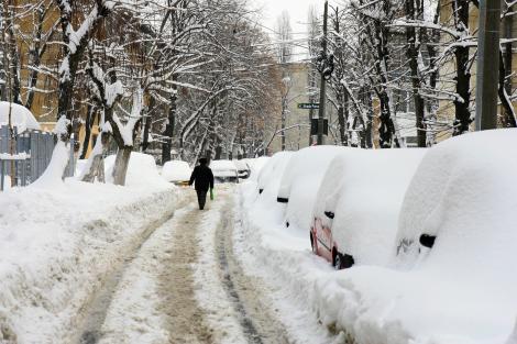 Zăpada a înjumătățit numărul locurilor de parcare din București
