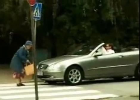 VIDEO! Bătrânica 2.0: A lovit mașina celui care o grăbea să traverseze