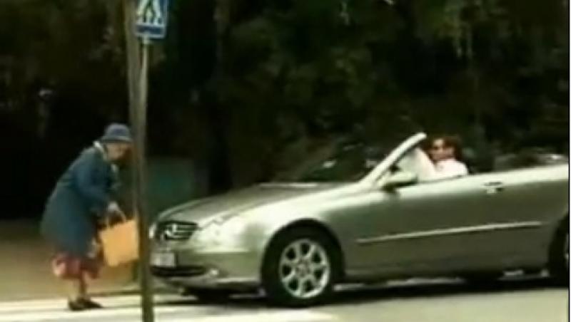 VIDEO! Bătrânica 2.0: A lovit mașina celui care o grăbea să traverseze