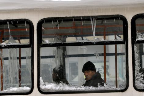 Gerul siberian nu a ocolit Capitala. Oamenii au înghețat în stațiile de tramvai