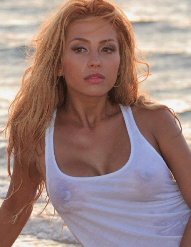 Arabii, cuceriţi definitiv! Rodica Miron a fost &icirc;n vacanţă &icirc;n Dubai, unde n-a putut să nu renunţe la haine