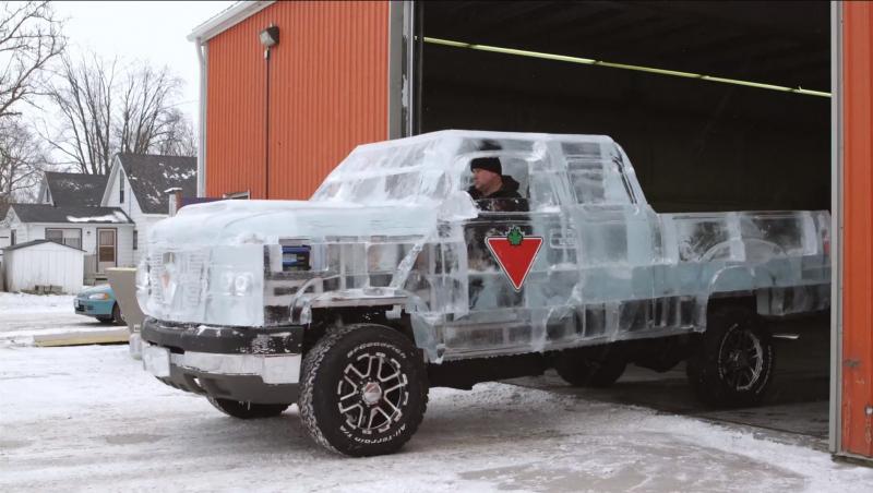 FOTO! Canadienii au construit o camionetă din gheaţă