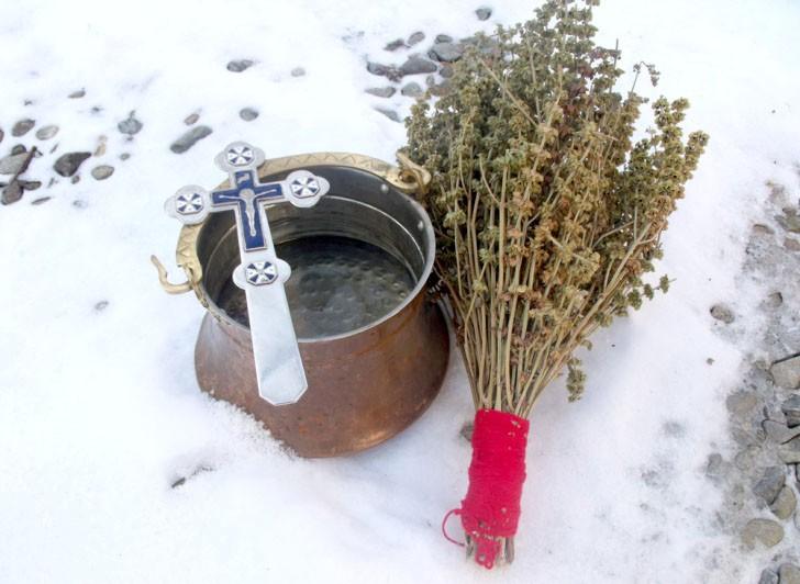 De Bobotează, apa sfinţită a venit din maşina pompierilor