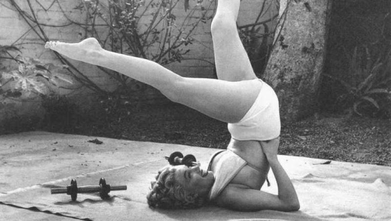 Galerie FOTO! TOP 10 cele mai frumoase imagini cu Marilyn Monroe şi poziţia ei favorită