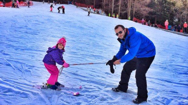 Mihai Morar, mesaj emoţionant de inspiraţie părintească! Moderatorul s-a distrat alături de fiicele sale la munte