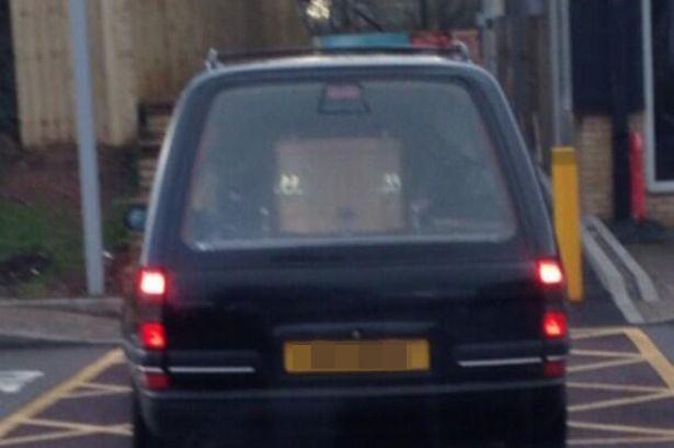 Sută la sută real! A trecut cu MORTUL pe la fast-food!