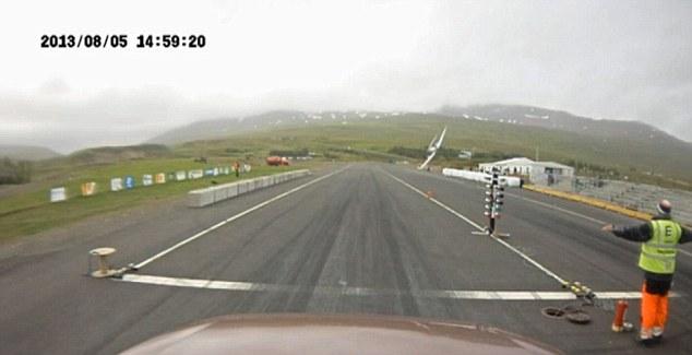 A scăpat ca prin minune: Un copilot a supravieţuit prăbuşirii unui avion