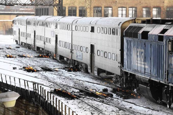 GALERIE FOTO: Americanii dau foc la macazuri ca sa nu &icirc;nghețe!!!