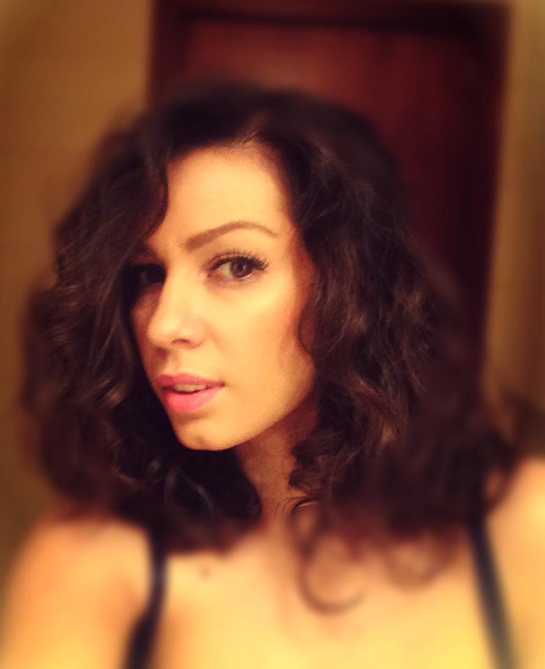 Iuliana Luciu şi-a schimbat look-ul! &Icirc;ţi place cum &icirc;i stă cu bucle?