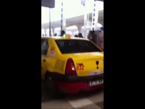 Client tupeist sau taximetrist nesimțit? A intrat cu mașina &icirc;n Gara de Nord, direct pe peron!