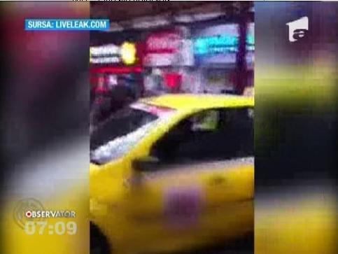 Un taxi a pătruns chiar pe peron, &icirc;n Gara de Nord