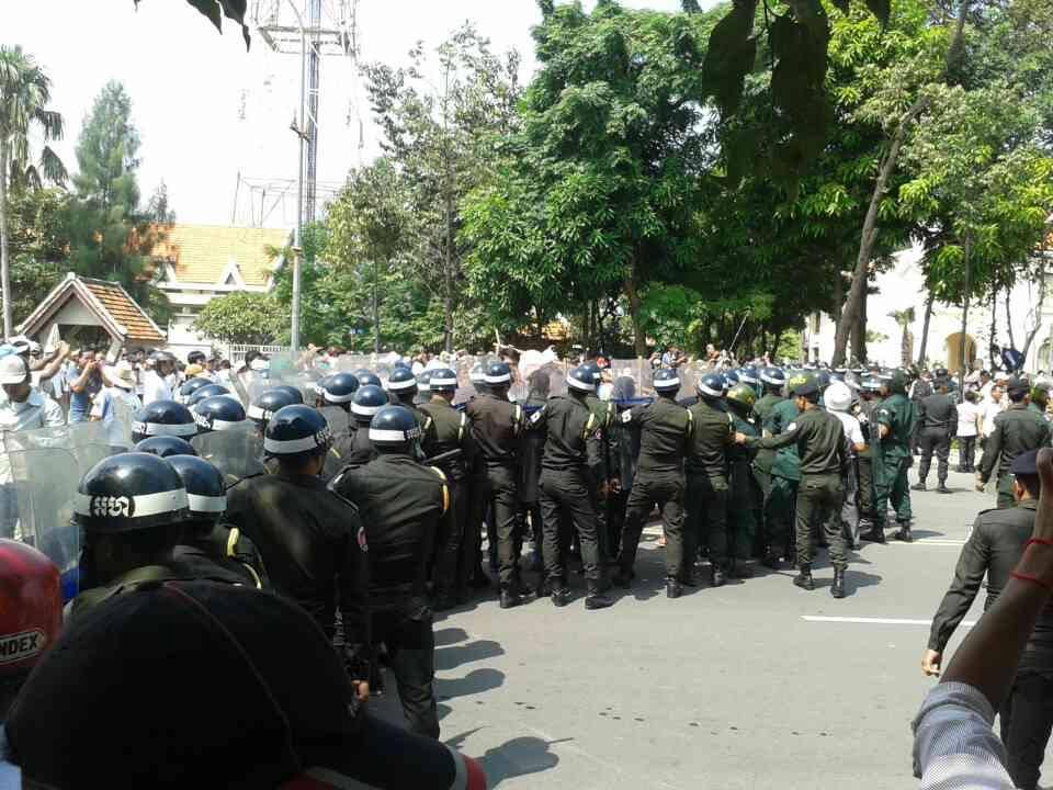 Bătaie &icirc;n toată regula &icirc;n faţa primăriei unui orăşel din Peru!