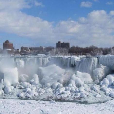 Imagini spectaculoase! A îngheţat Cascada Niagara