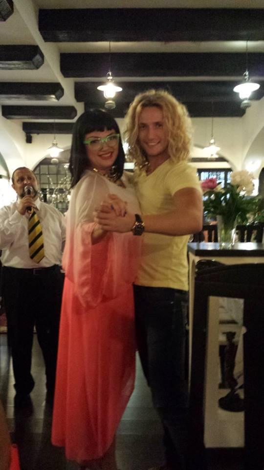 FOTO DE COLECŢIE! Cu cine crezi că dansează Ozana Barabancea?