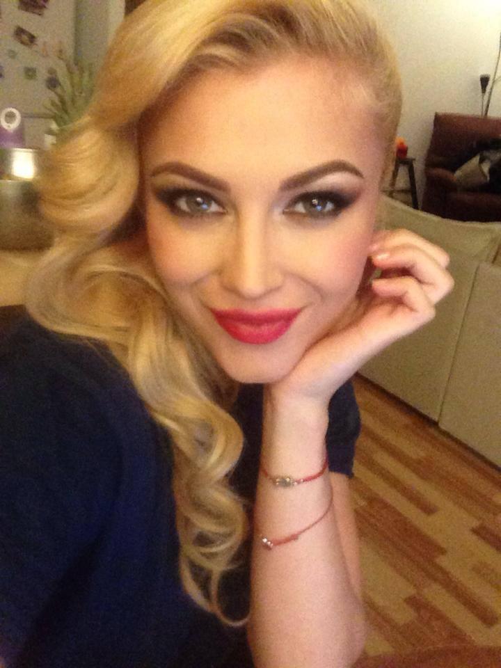 Privire sexy și... seducătoare. Lora te pupă de nu te vezi!