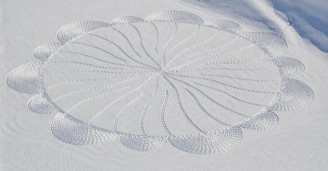 INEDIT! Adevărate opere de artă realizate în zăpadă doar cu... picioarele!