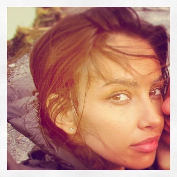 Fotografie cu Mădălina Ghenea... sărutată de un bărbat: &bdquo;Nu este domnul Butler &icirc;n poză!&rdquo;