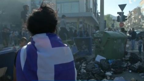 HAOS în centrul Atenei, după ce zeci de romi au incendiat o tabără ilegală