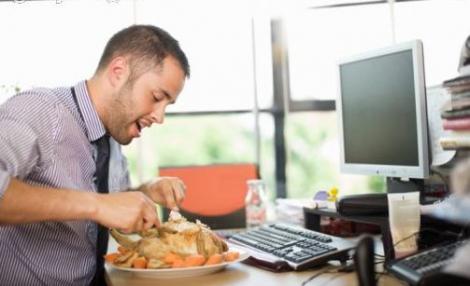 Sănătate pe muchie de cuțit! Ce mănâncă angajații români la birou?