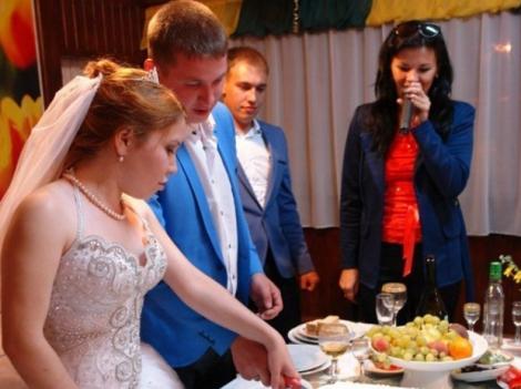 FOTO: Asta se poate întâmpla NUMAI în RUSIA! Mirii şi-au ales un TORT DE NUNTĂ "ORIGINAL"