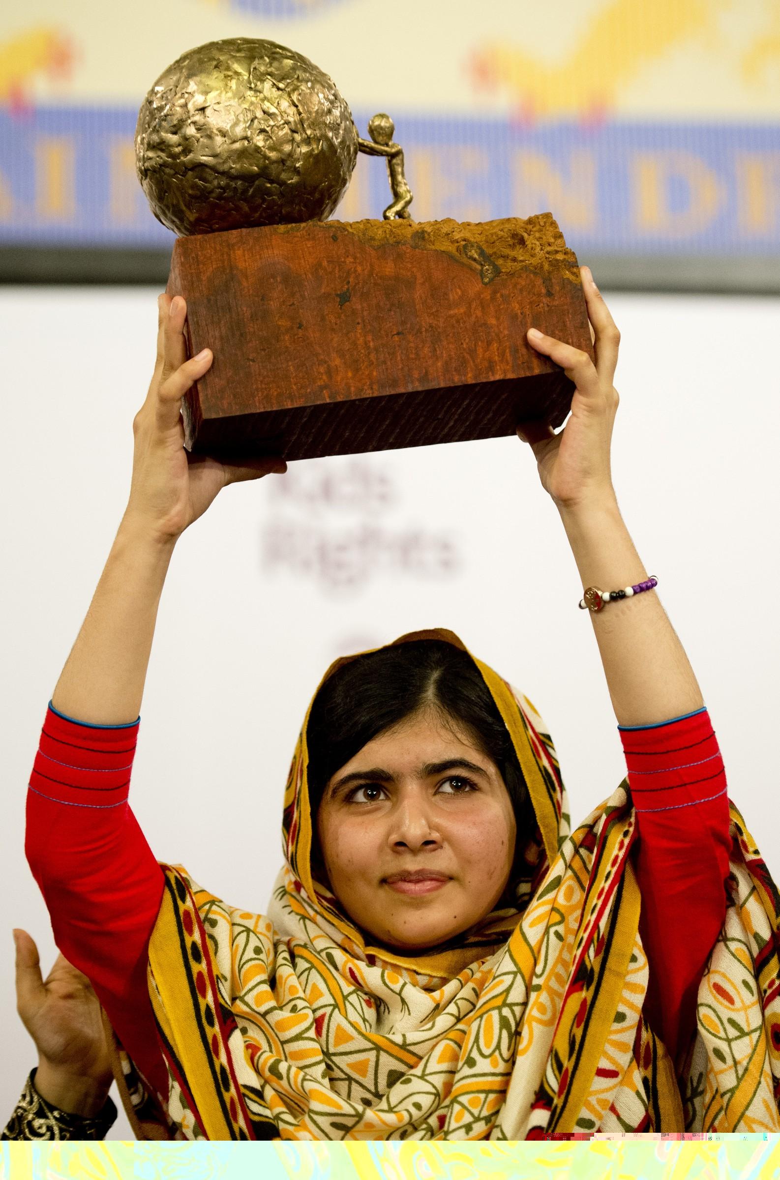 POVESTE INCREDIBILĂ! Acum trei ani era IMPUȘCATĂ &Icirc;N CAP pentru că voia să INVEȚE! Azi a luat PREMIUL NOBEL pentru PACE!