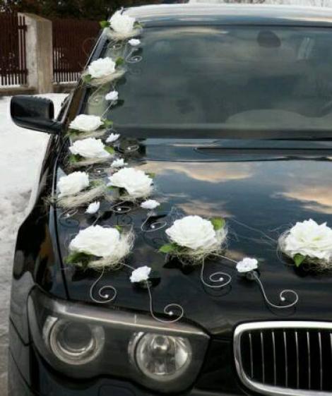 Uită de veșnicul pampon de nuntă! Acestea sunt cele mai frumoase decorațiuni pentru mașinile invitaților tăi
