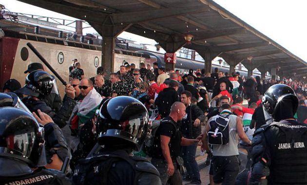 Se &icirc;ncing spiritele! Mai mulți suporteri unguri au spart geamul unui autoturism cu rom&acirc;ni