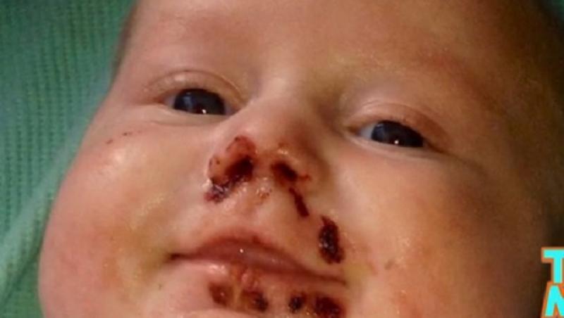 Un bebeluş de 10 luni a rămas blocat sub cadavrul tatălui său timp de trei zile