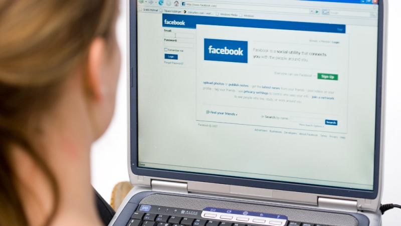 Femeia care nu a putut să-şi facă un cont de Facebook din cauza vârstei