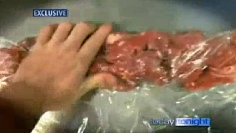 ULUITOR! Mâncăm carne cu LIPICI: Clipul care arată cum sunt prelucrate resturile pentru a obține bucata 