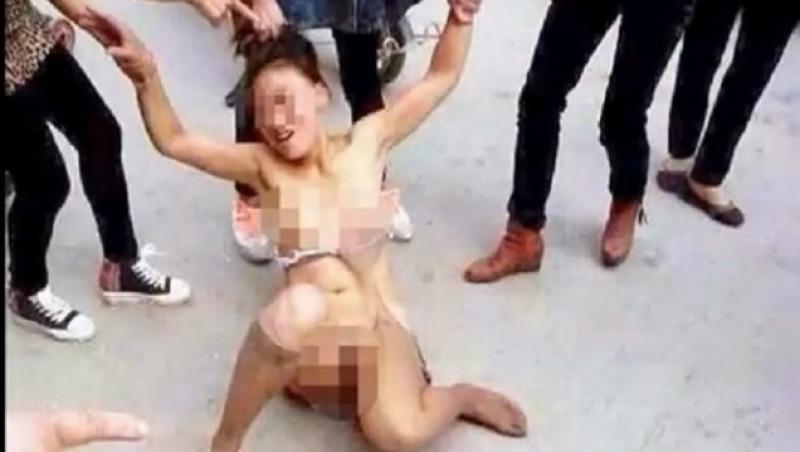 Imagini cu un puternic impact emoțional! Cum a fost pedepsită o femeie care avea o relaţie cu un bărbat însurat