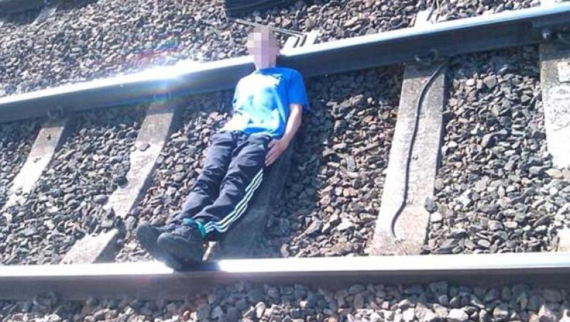 A FILMAT cum trece TRENUL peste EL! Video ȘOCANT cu GESTUL NEBUNESC!