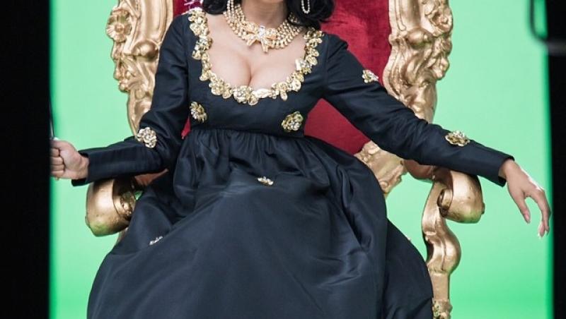 Nicki Minaj, regina decolteurilor: Bustul nu-i mai încape în rochia asta de regină!