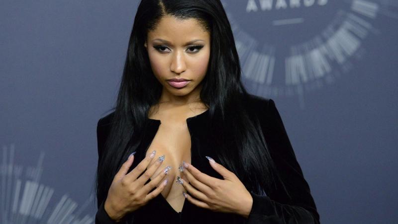 Nicki Minaj, regina decolteurilor: Bustul nu-i mai încape în rochia asta de regină!