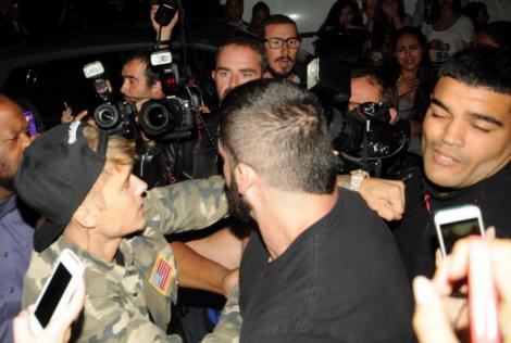 Justin Bieber i-a dat un pumn unui paparazzi la Paris! VEZI MOMENTUL