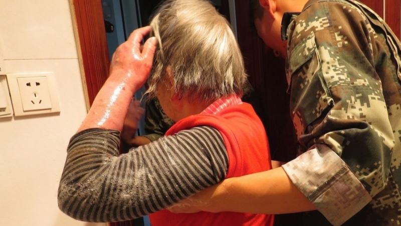 Galerie FOTO: O bătrânică de 85 de ani a rămas blocată în toaletă! Rămâi ȘOCAT când vei vedea ce făcea acolo