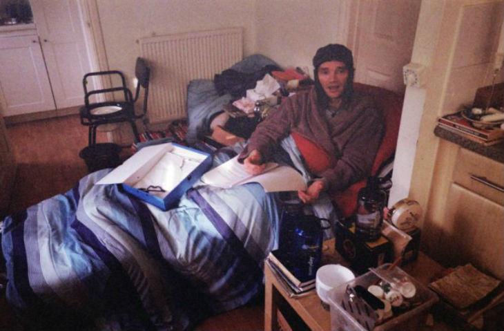 OBLIGAT să trăiască &icirc;ntre PATRU PEREȚI! Cum arată bărbatul care dacă iese pe străzi MOARE! E alergic la TEHNOLOGIE!