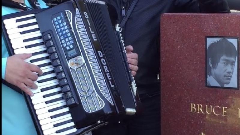 I-auzi! Jean de la Craiova a cântat manele la mormântul lui Bruce Lee. 