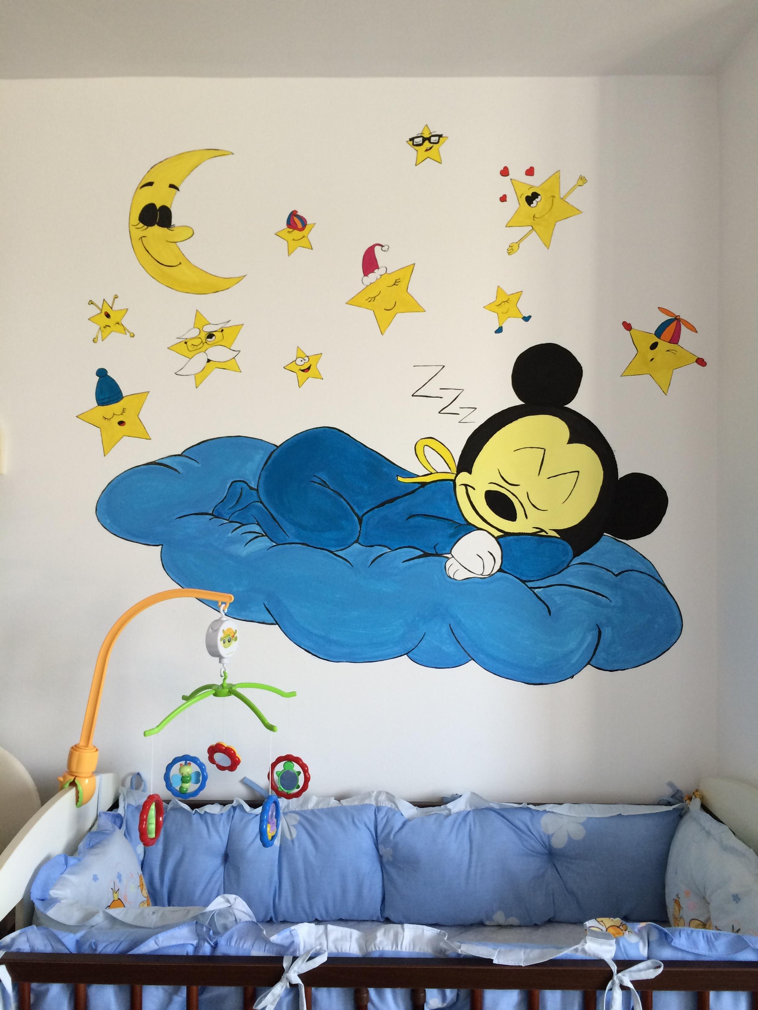 Amalia Ştefania a pictat singură camera băieţelului ei!