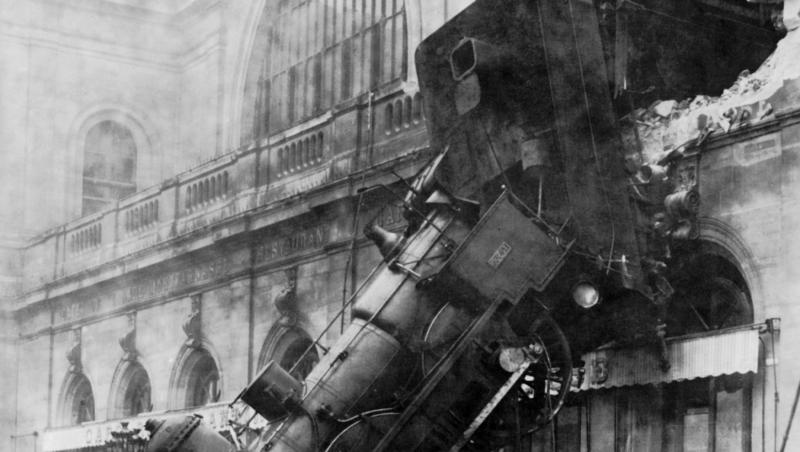 În 1895, în gara Montparnasse din Paris, un tren a spulberat pereţii clădirii şi a ajuns în stradă