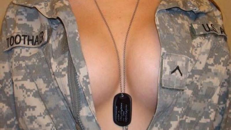 FRUMOASE și PERICULOASE! Cele mai SEXY femei din armată te vor PUNE la ZID!