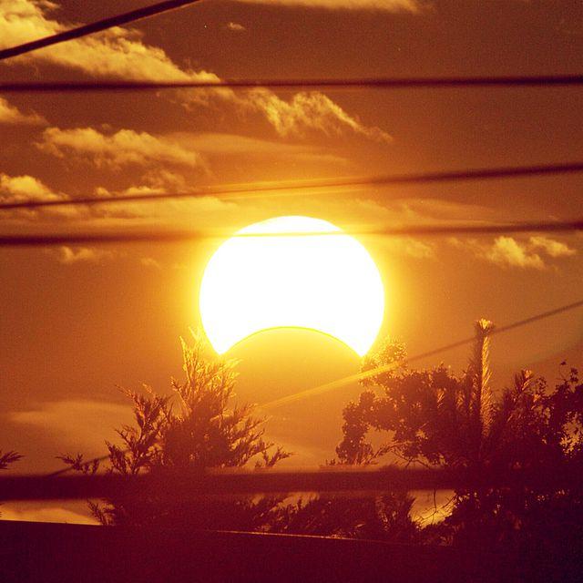 Fenomen spectaculos pe cer: O eclipsă parţială de Soare va fi urmărită de milioane de oameni! Bătr&acirc;nii spun că e m&acirc;na Diavolului!