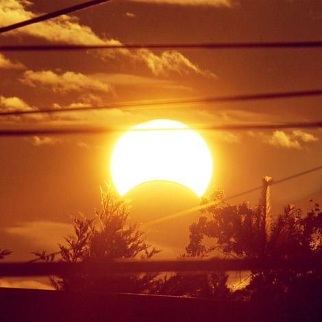 Fenomen spectaculos pe cer: O eclipsă parţială de Soare va fi urmărită de milioane de oameni! Bătrânii spun că e mâna Diavolului!