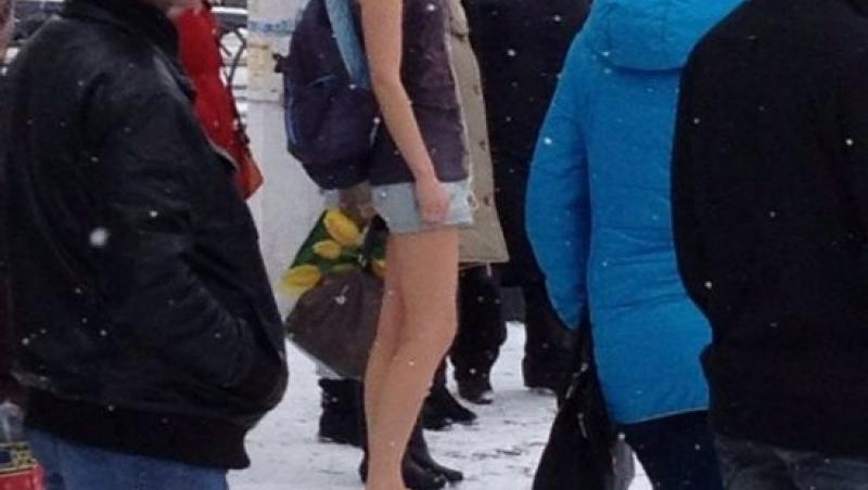 FOTO: Iarna e ca vara! Afară ningea ca-n povești, dar ea se simțea ca la Mamaia! Cum a putut ieși pe stradă?!